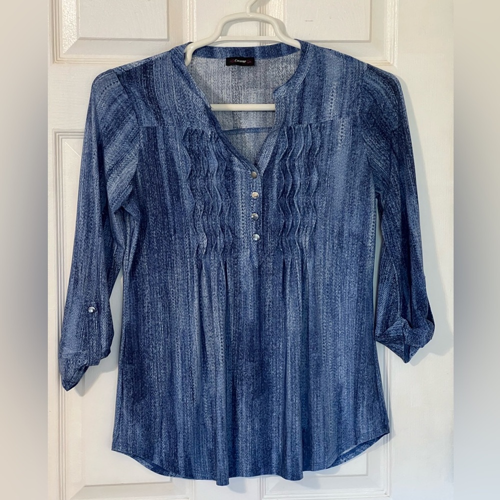 Loose flowy blouse with cute buttons